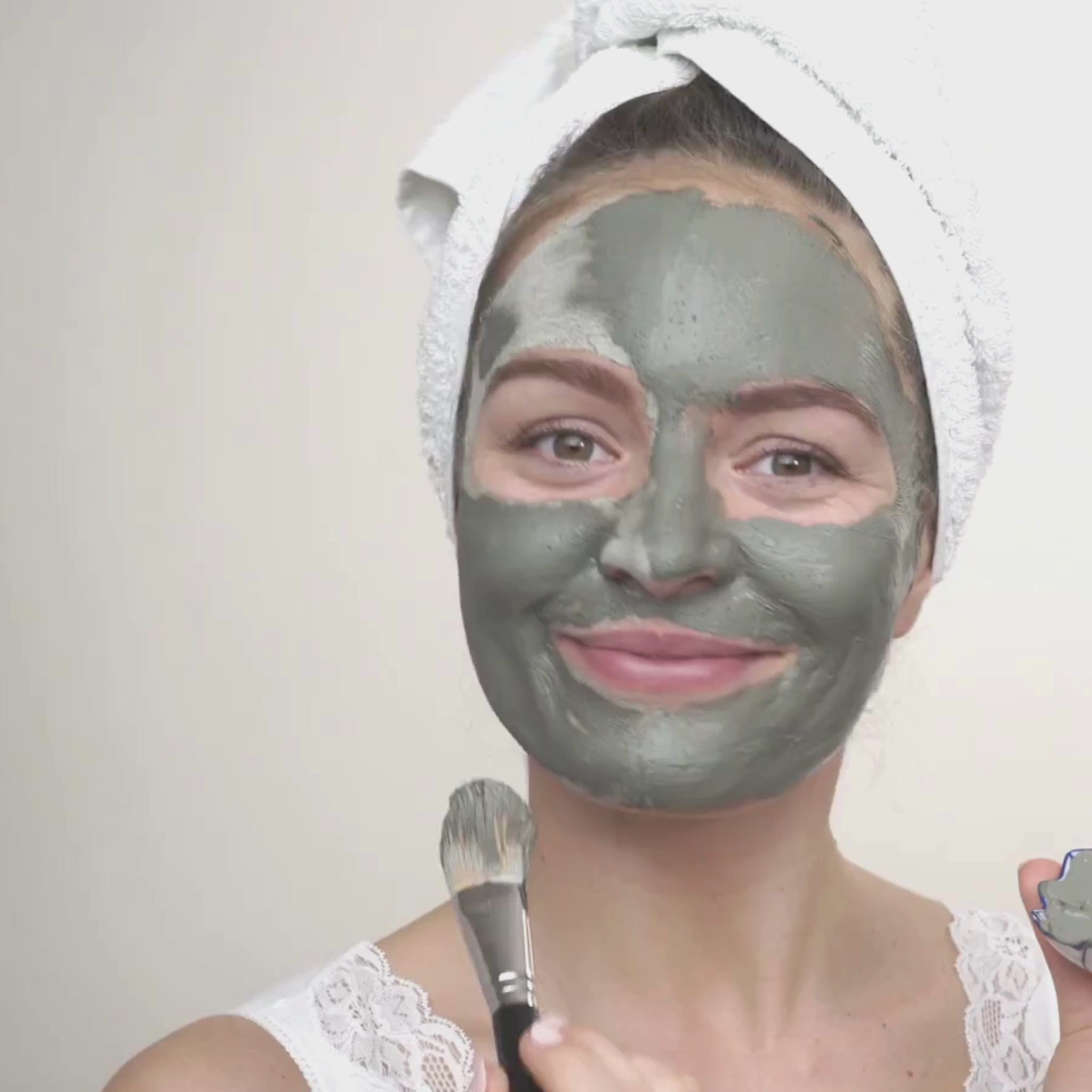 woman applying the herbal edge dead sea mud mask